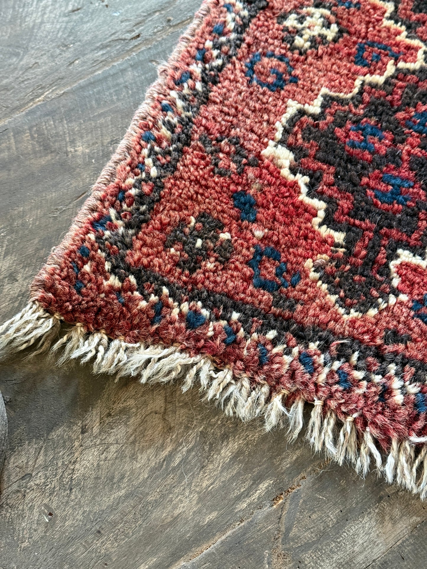 Alter Kelim-Teppich – Dunkelrote Farbtöne