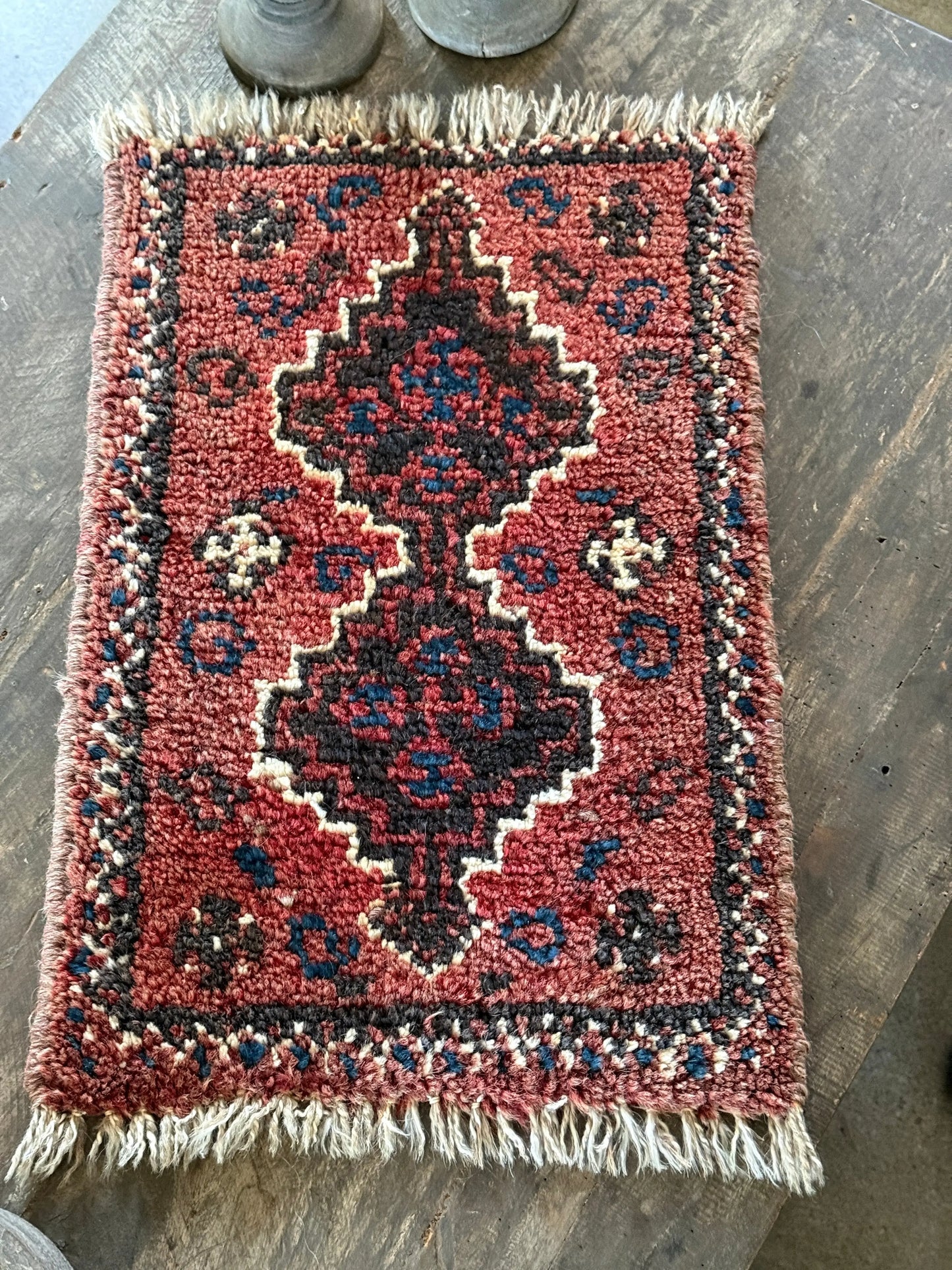 Alter Kelim-Teppich – Dunkelrote Farbtöne