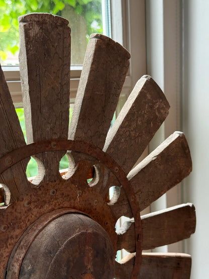 Holzrad auf Metallfuß – Trapa Living