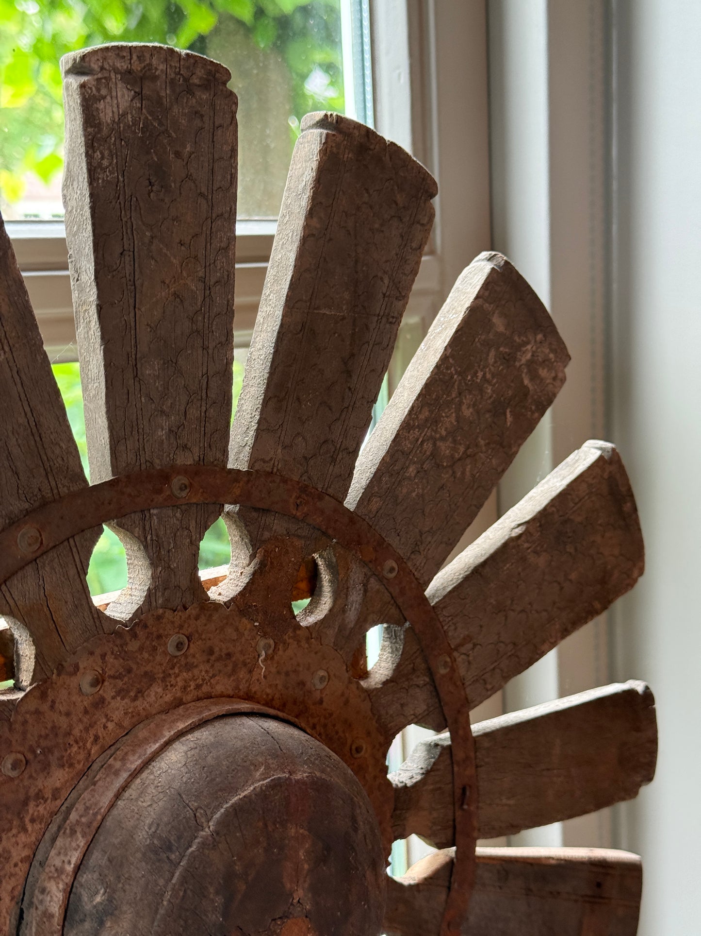 Houten wiel op metalen voet - Trapa Living