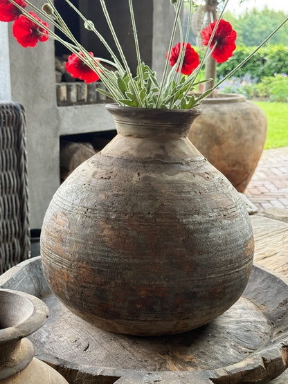 Oude bolle nepalese pot (voorste op de afbeelding)
