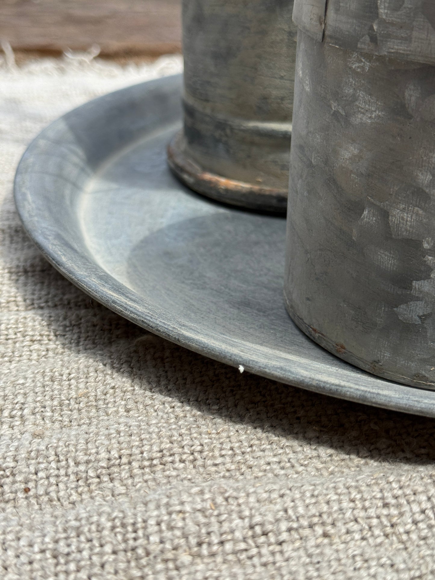 Metalen dienblad – vergrijsde zinkkleur- 35 cm.
