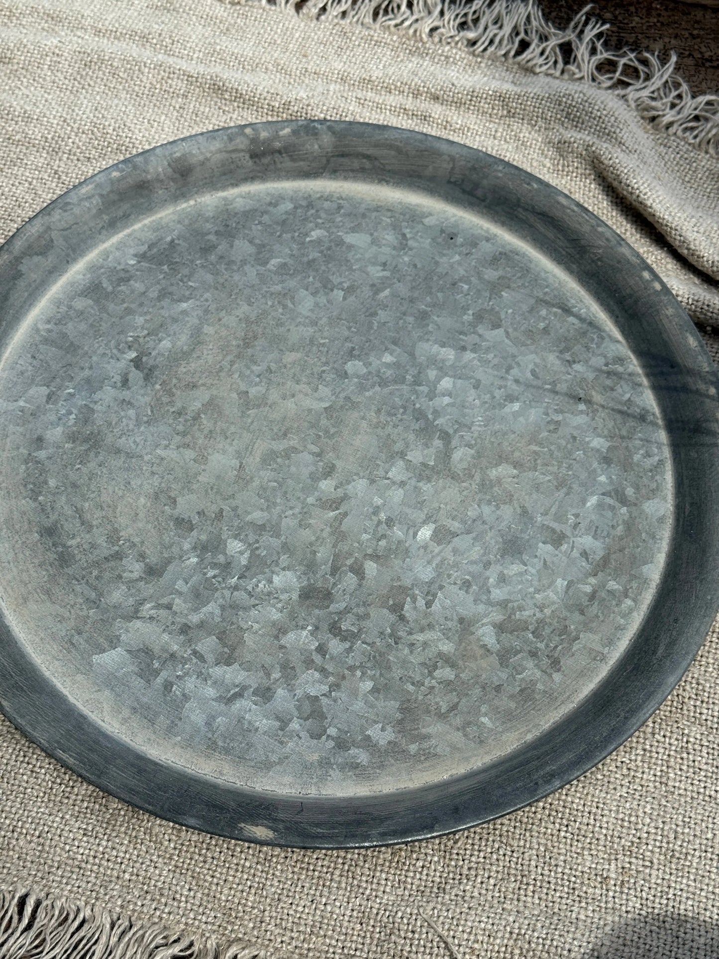 Metalen dienblad – vergrijsde zinkkleur- 35 cm.