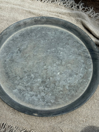 Metalen dienblad – vergrijsde zinkkleur- 35 cm.