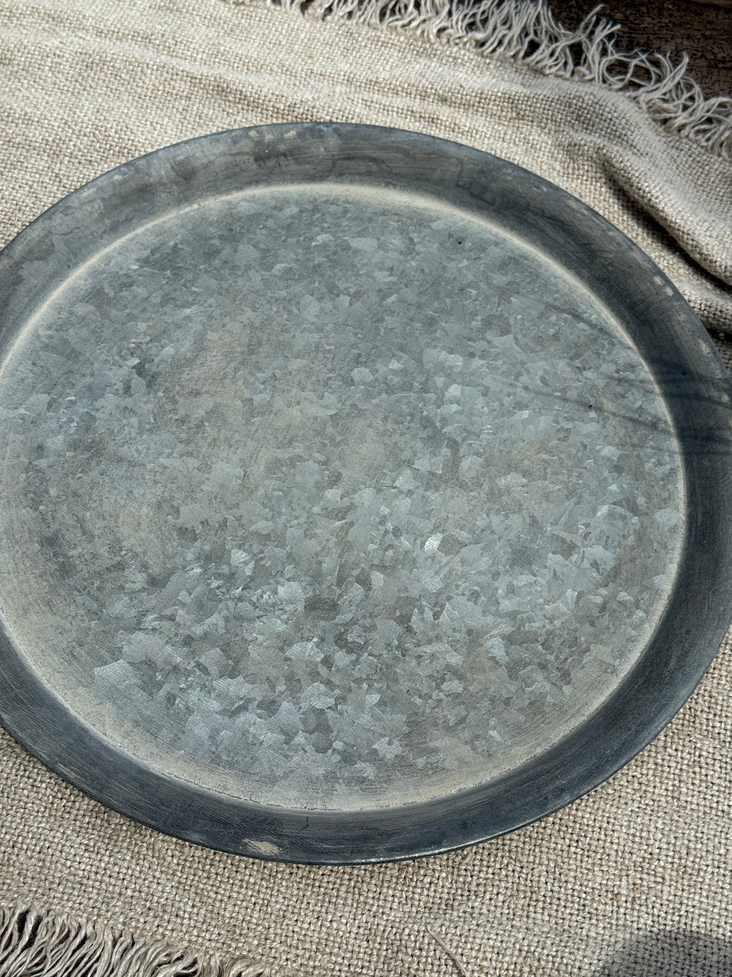 Metalen dienblad – vergrijsde zinkkleur- 35 cm.