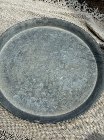 Metalen dienblad – vergrijsde zinkkleur- 35 cm.