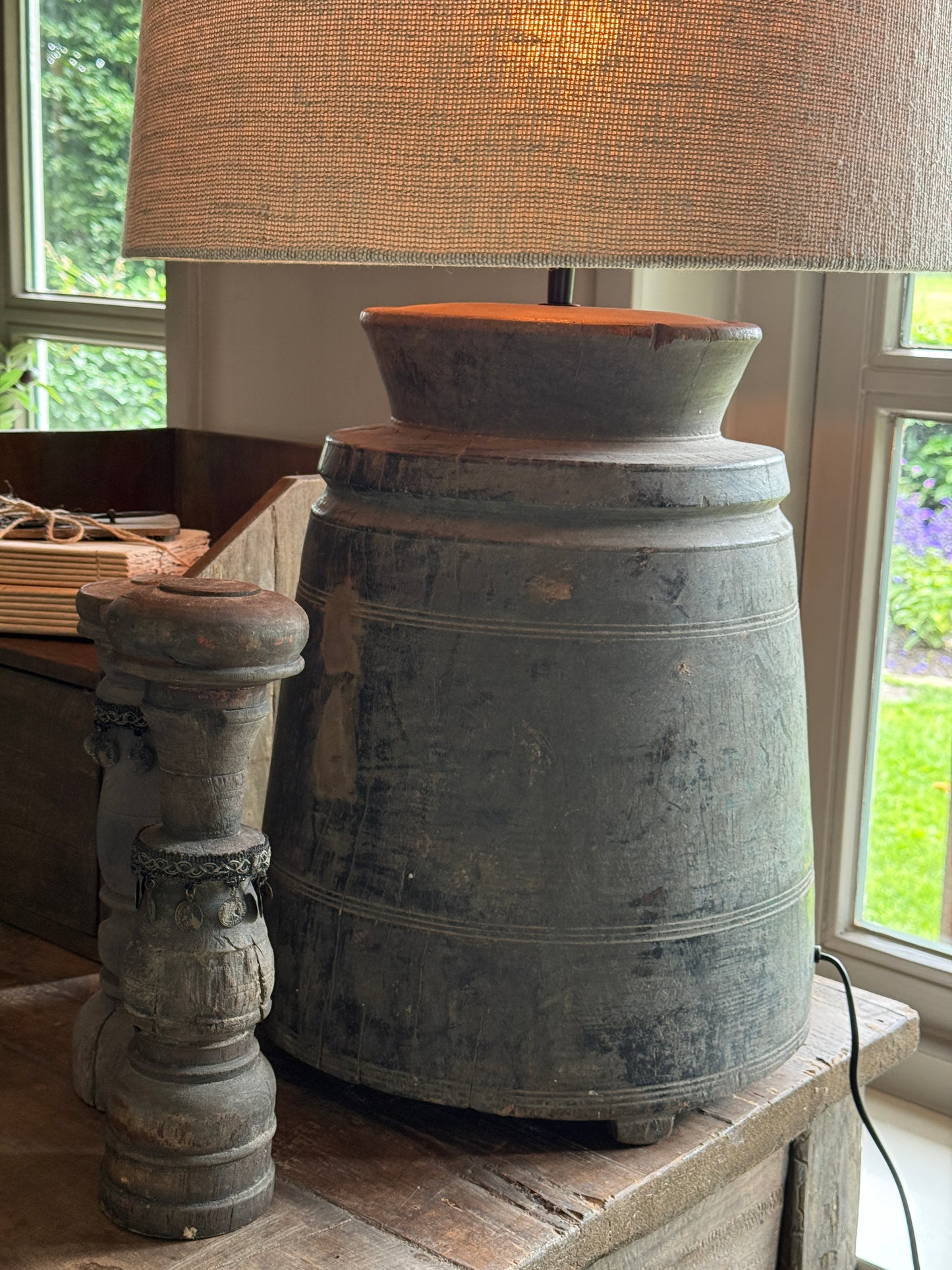 Unieke Lamp met linnen kap – oude pot uit India