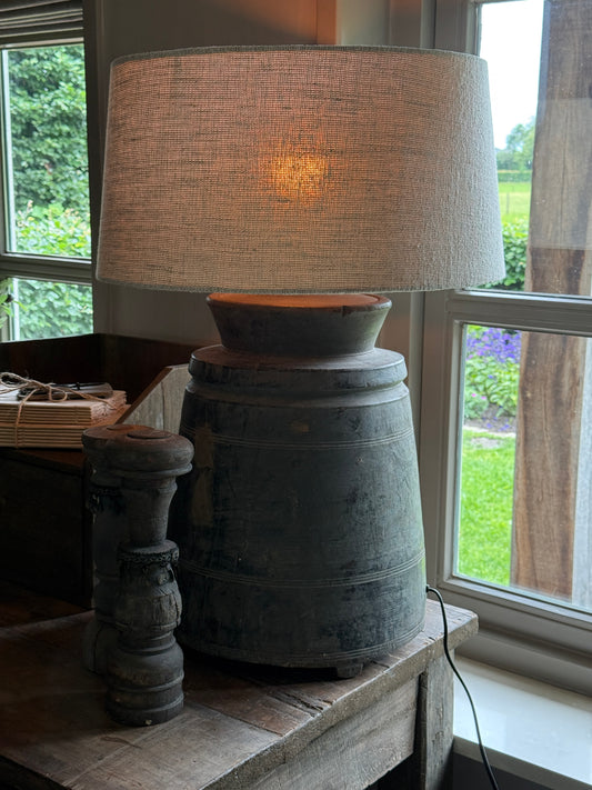 Unieke Lamp met linnen kap – oude pot uit India