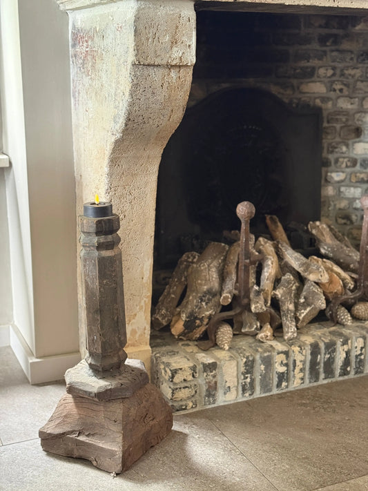 Unieke oude poer kandelaar – hout met houtsnijwerk