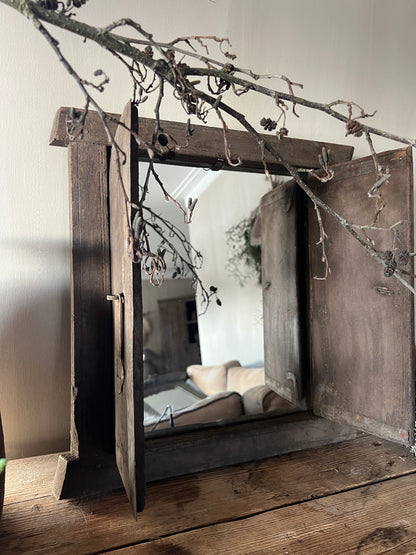 Oud houten luikje Aura Peeperkorn met spiegel (01)