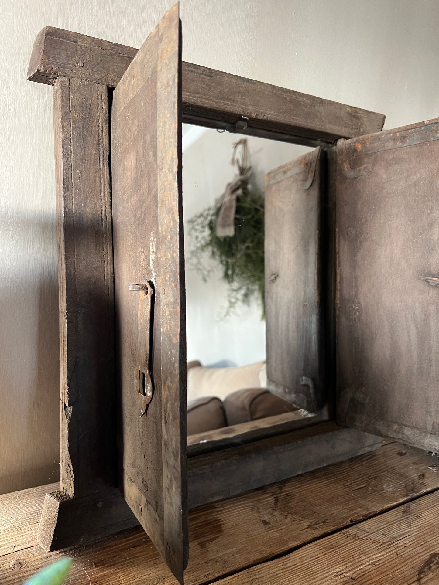 Old wooden shutter Aura Peeperkorn with mirror (01)