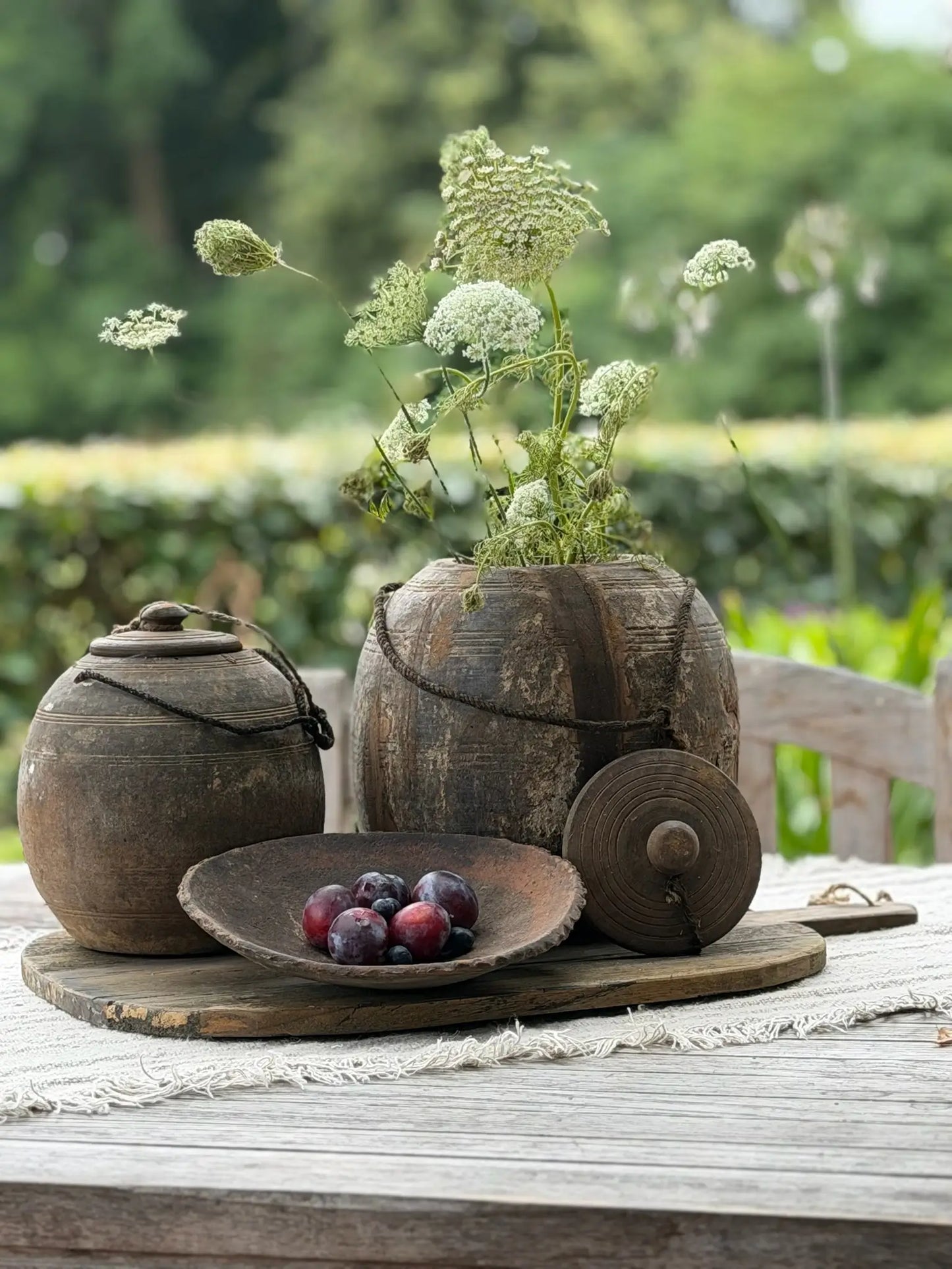 Nepalese pot met deksel- Trapa Living- (LH08) linker op de foto