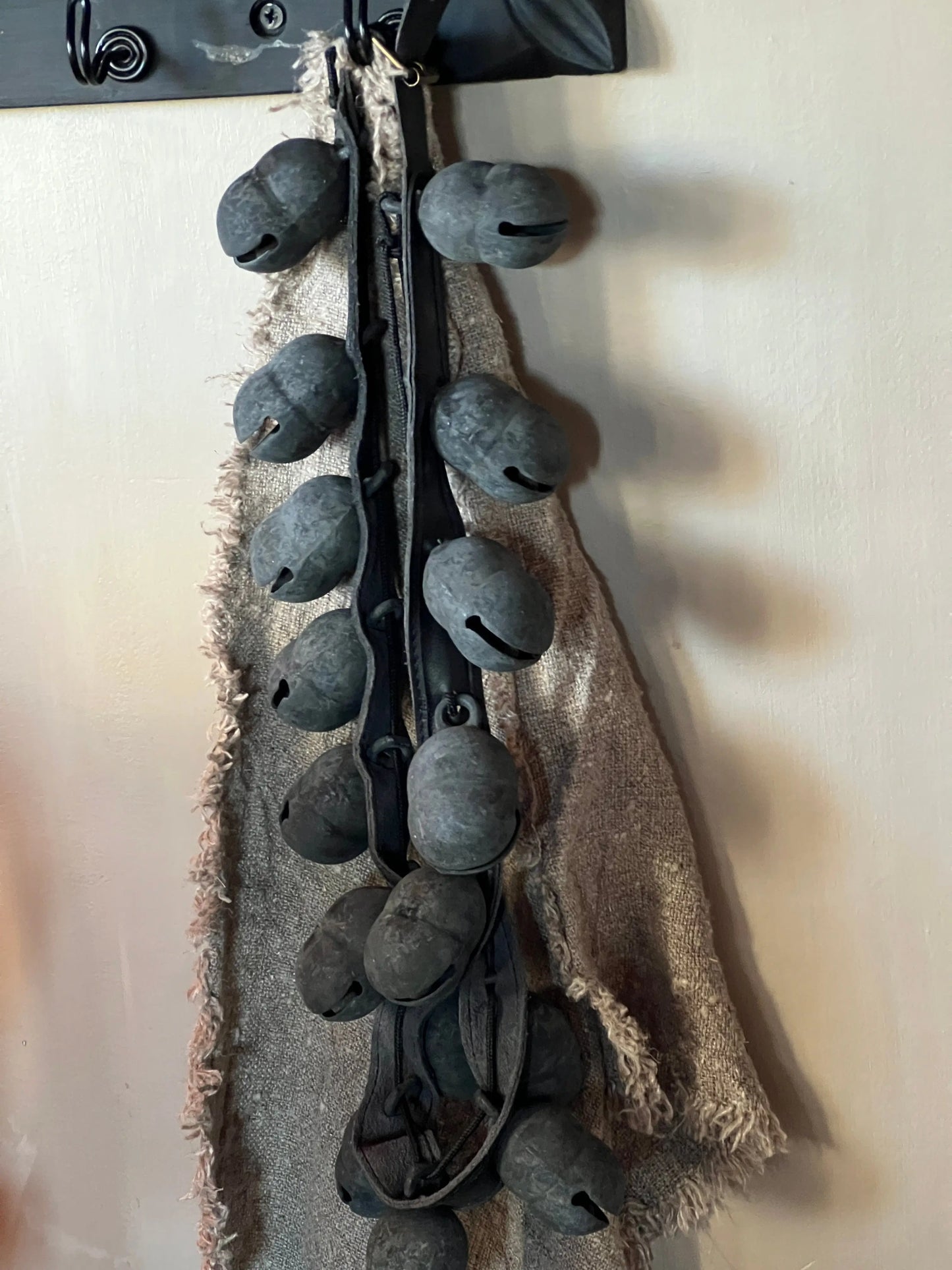 Alte Kamelglocken am Ledergürtel – S (ca. 90 cm) Aura Peeperkorn