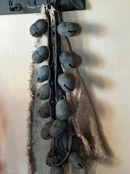Alte Kamelglocken am Ledergürtel – S (ca. 90 cm) Aura Peeperkorn