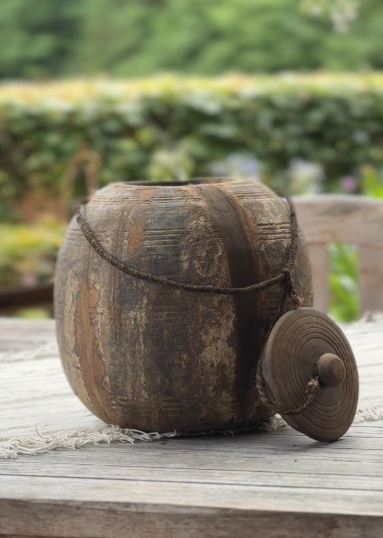 Oud Nepalese pot met deksel- Trapa Living- (LH07)