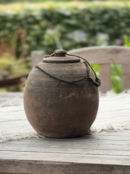 Nepalese pot met deksel- Trapa Living- (LH08) linker op de foto