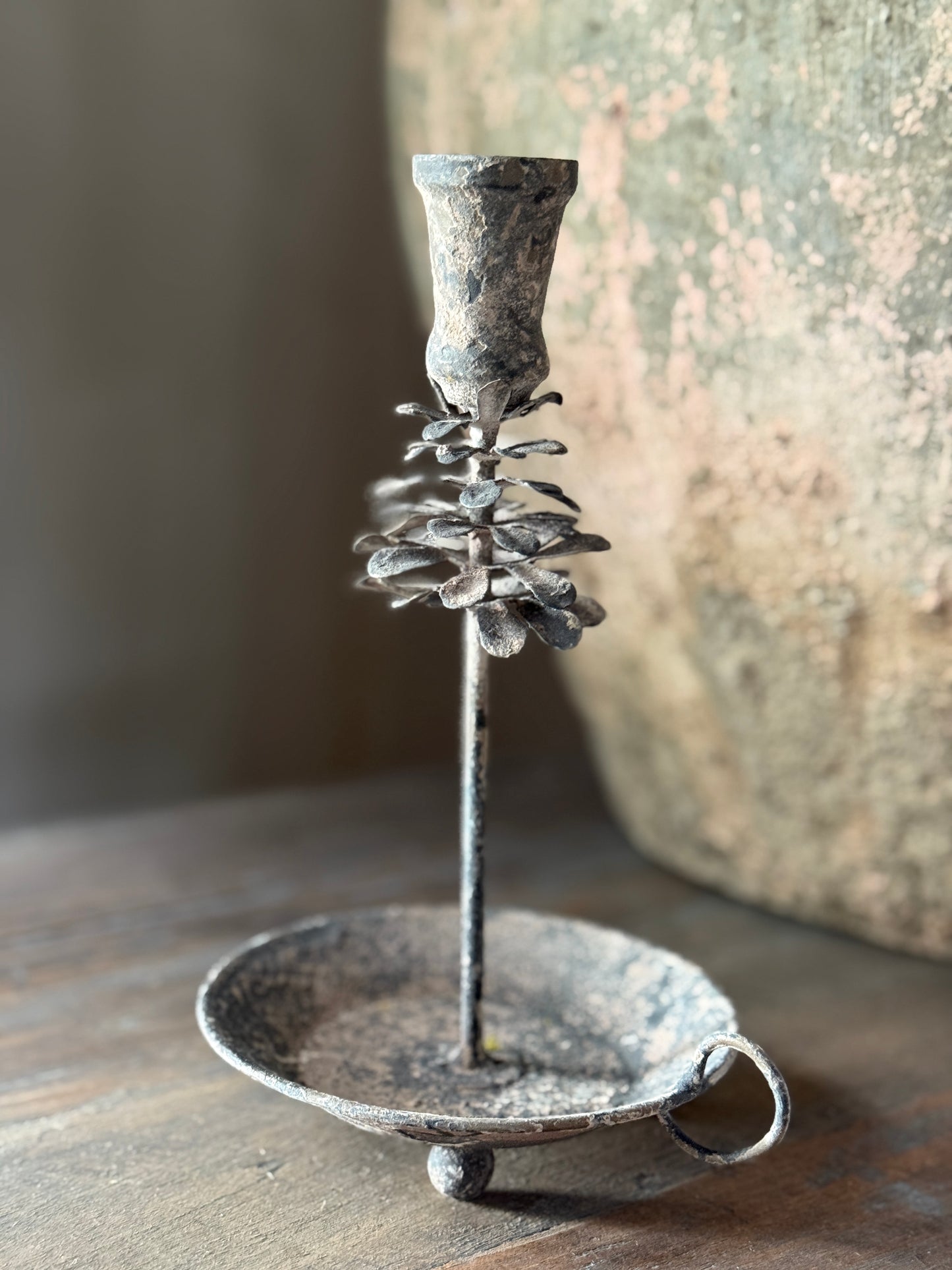 Kandelaar met Oor – Blakerstijl met Dennenappel