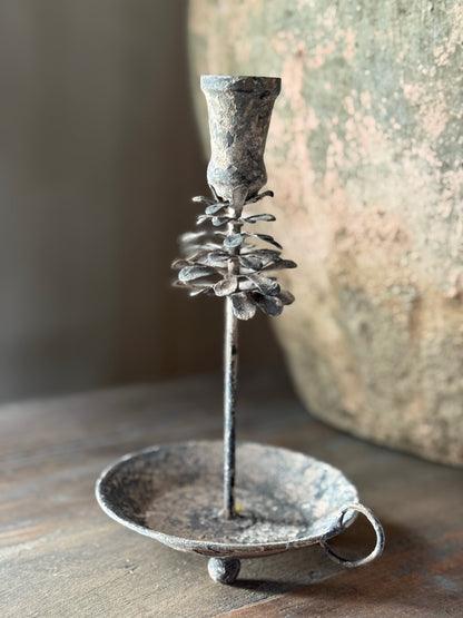 Kandelaar met Oor – Blakerstijl met Dennenappel