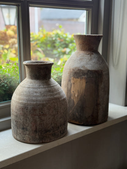 Alte nepalesische Holztöpfe