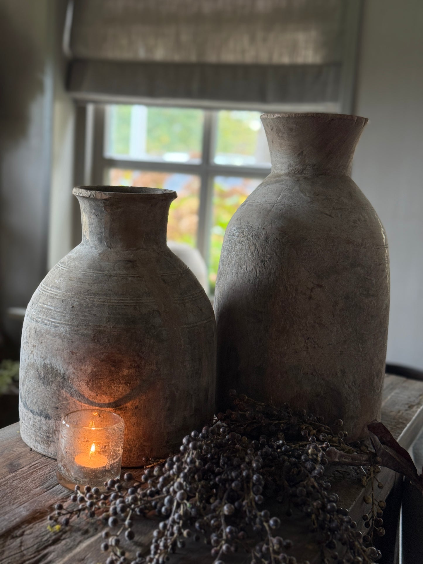 Alte nepalesische Holztöpfe