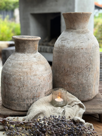 Alte nepalesische Holztöpfe