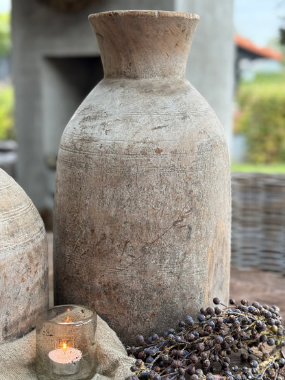 Alte nepalesische Holztöpfe