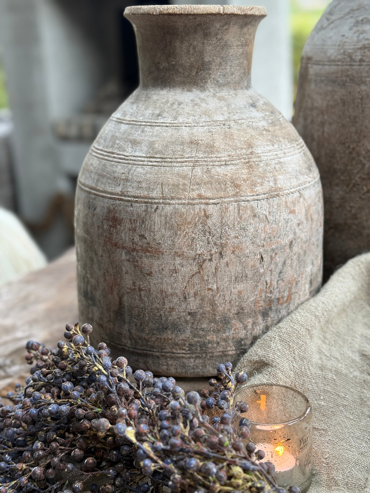 Alte nepalesische Holztöpfe