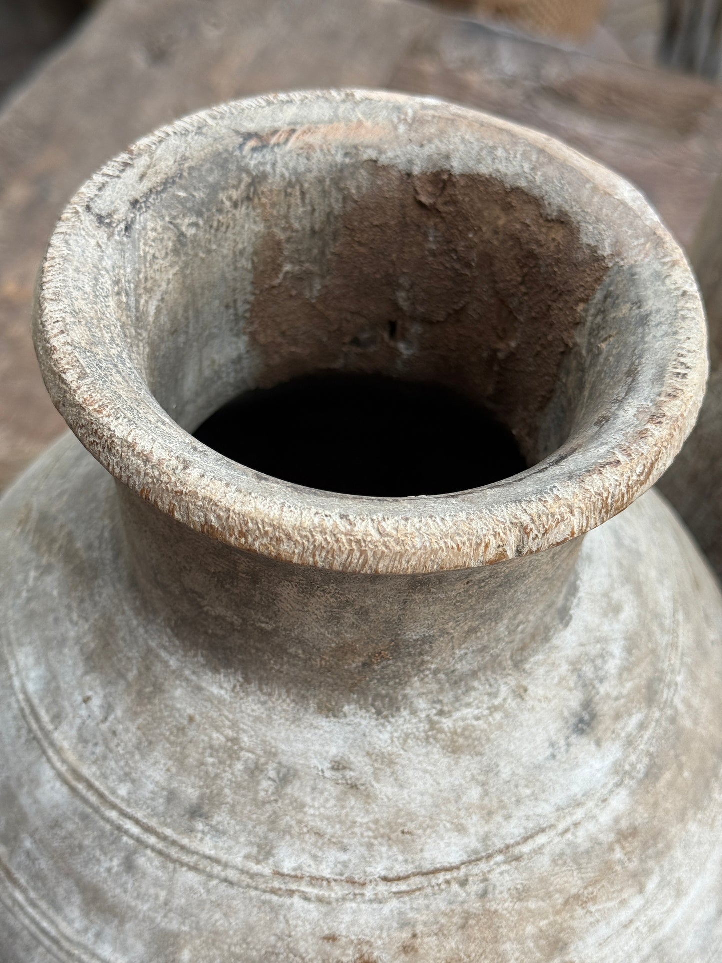 Alte nepalesische Holztöpfe