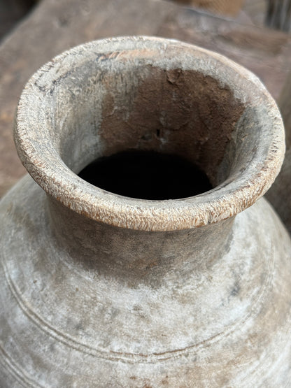 Alte nepalesische Holztöpfe