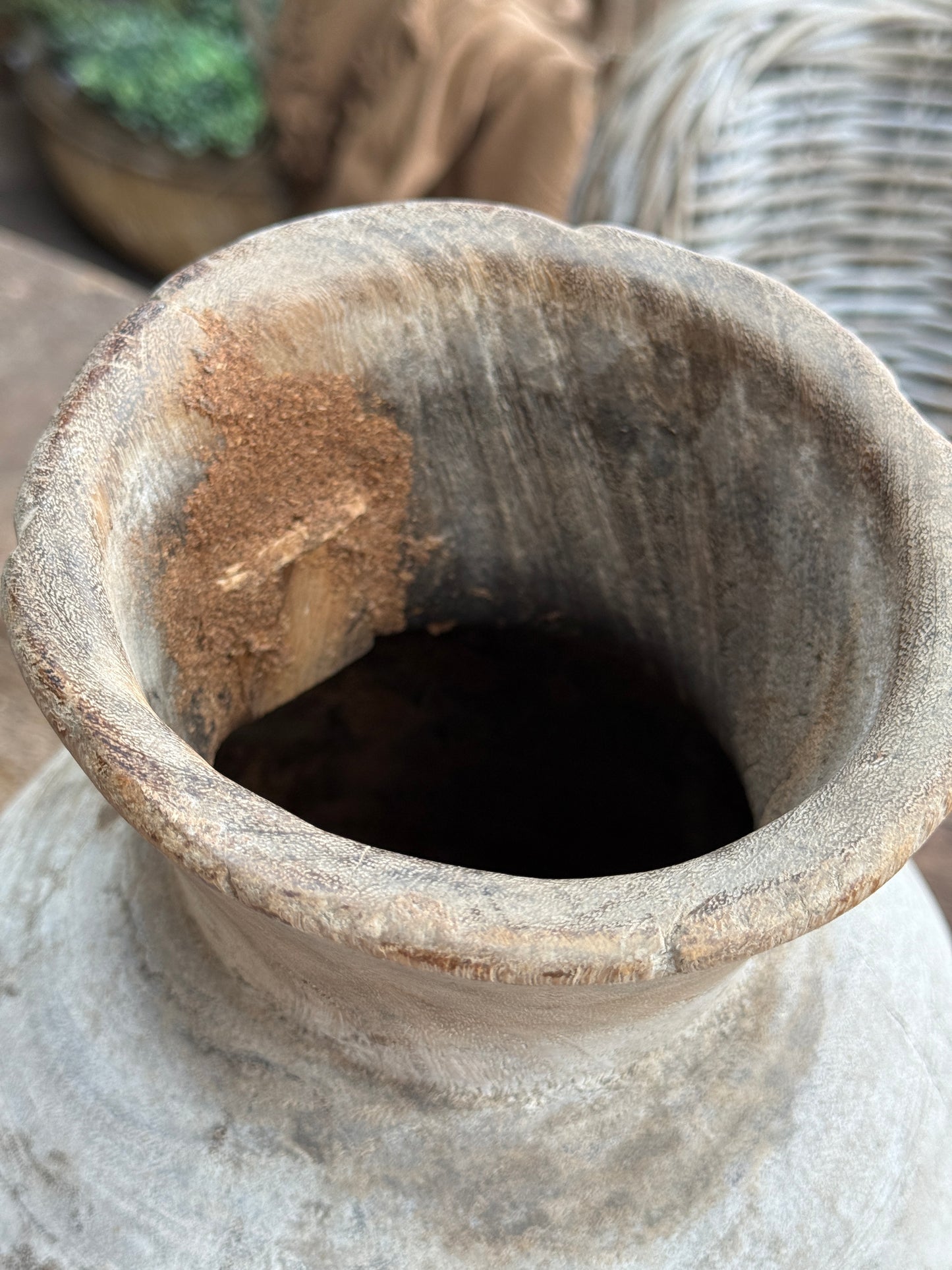 Alte nepalesische Holztöpfe