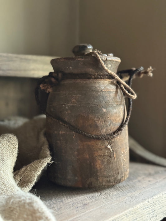 Old Nepalese pot with lid (LH2)