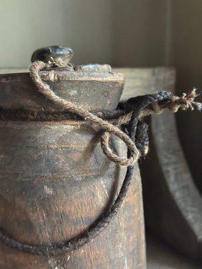 Old Nepalese pot with lid (LH2)