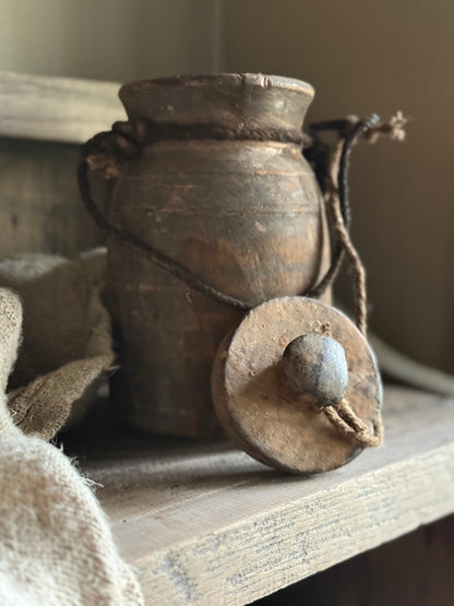 Old Nepalese pot with lid (LH2)