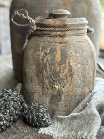 Old Nepalese pot with lid (LH7)