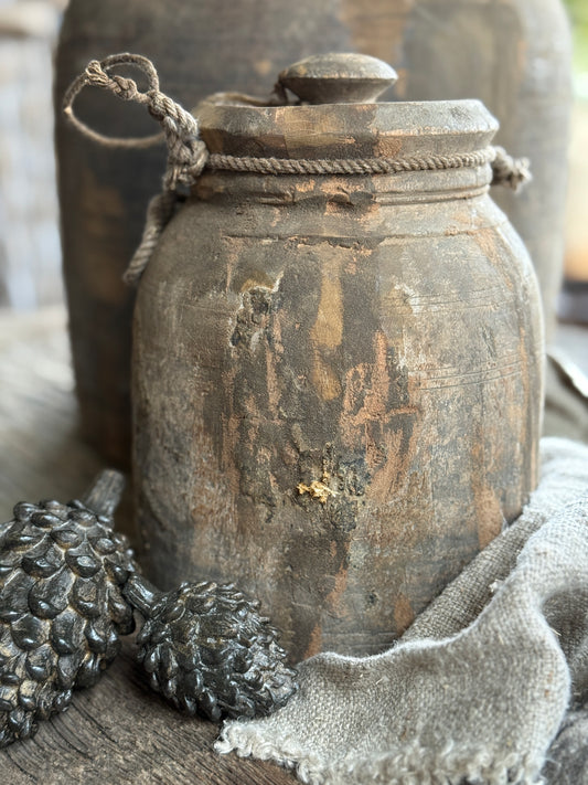 Old Nepalese pot with lid (LH7)