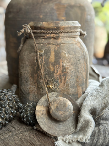 Old Nepalese pot with lid (LH7)