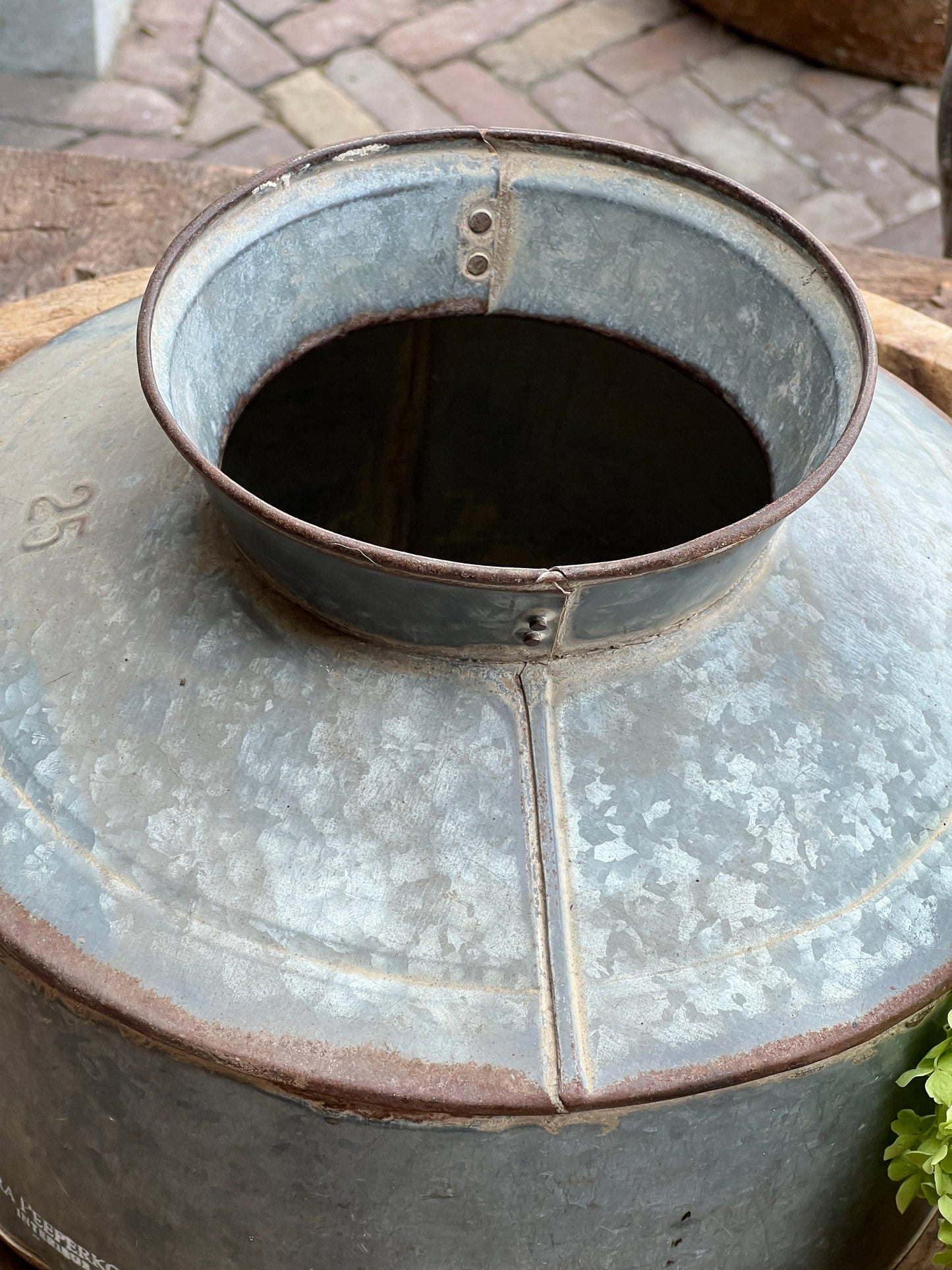 Old iron pot, Aura Peeperkorn