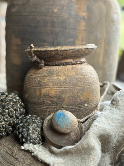 Old Nepalese pot with lid (LH9)