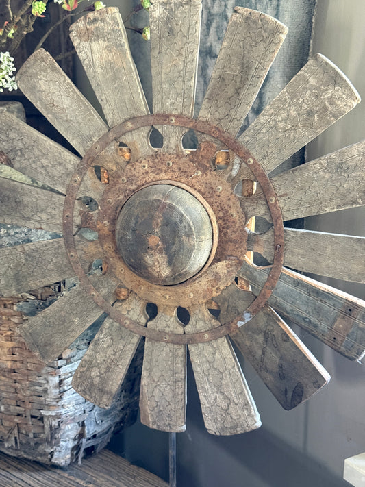 Wooden wheel on metal base - Trapa Living