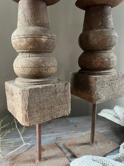 Oude houten Kandelaars op voet, set 2 stuks (02)