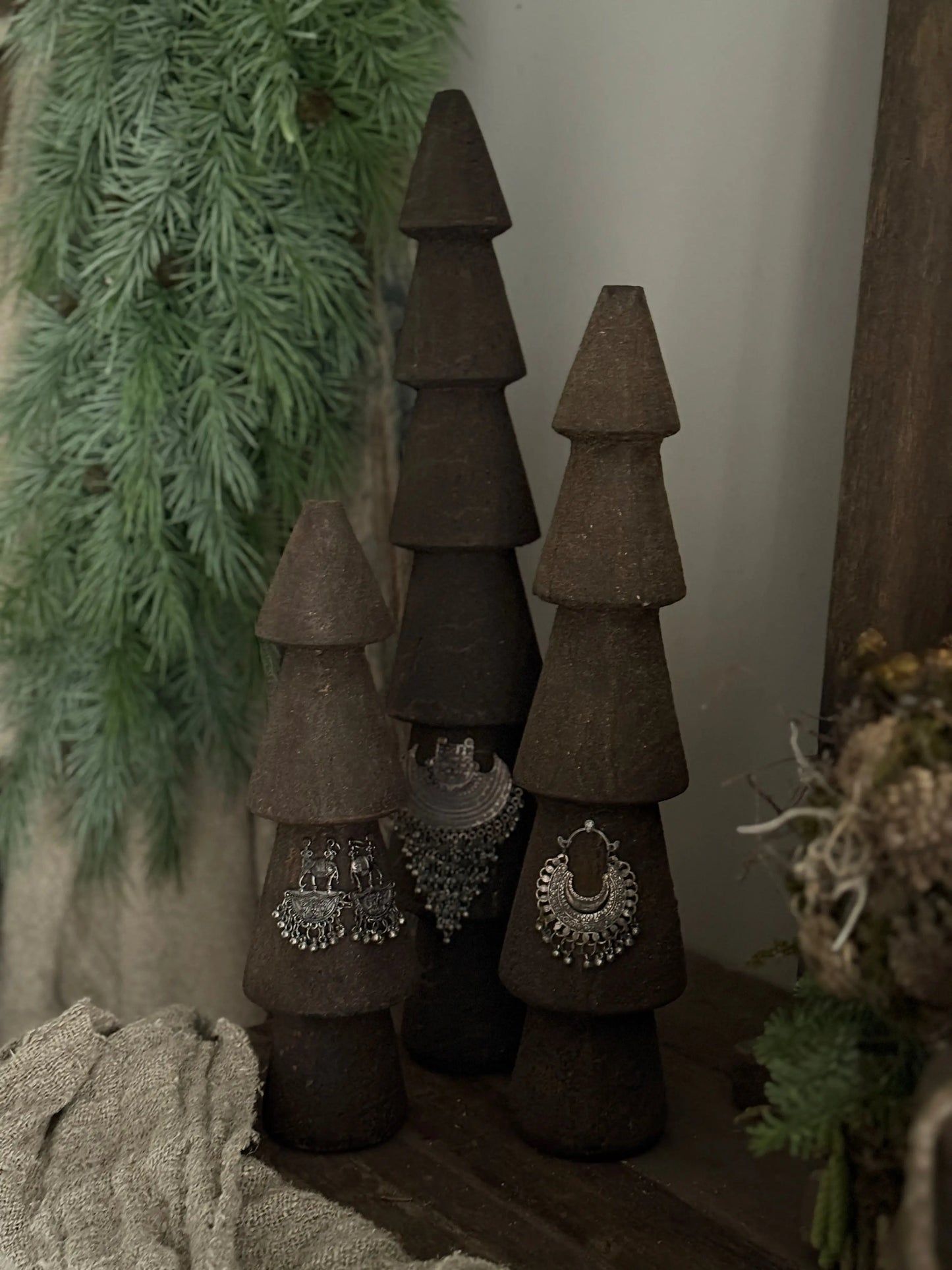 Hölzerne Weihnachtsbäume mit Schmuck