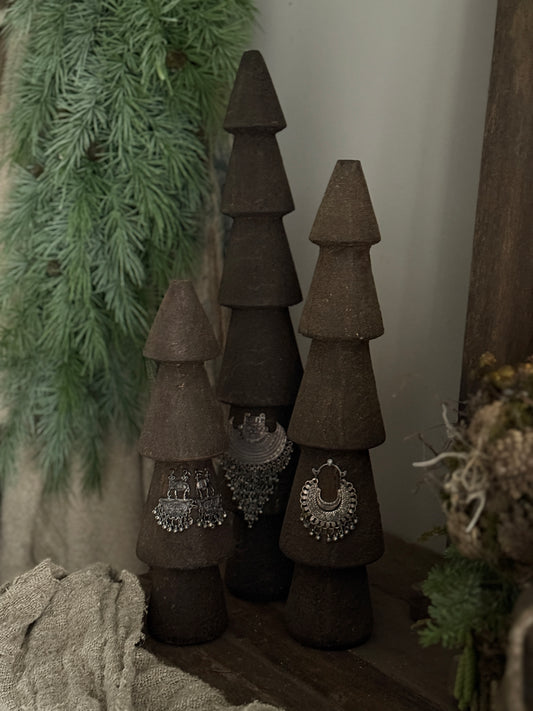 Hölzerne Weihnachtsbäume mit Schmuck