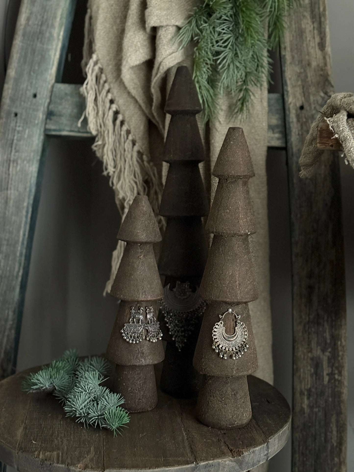 Hölzerne Weihnachtsbäume mit Schmuck