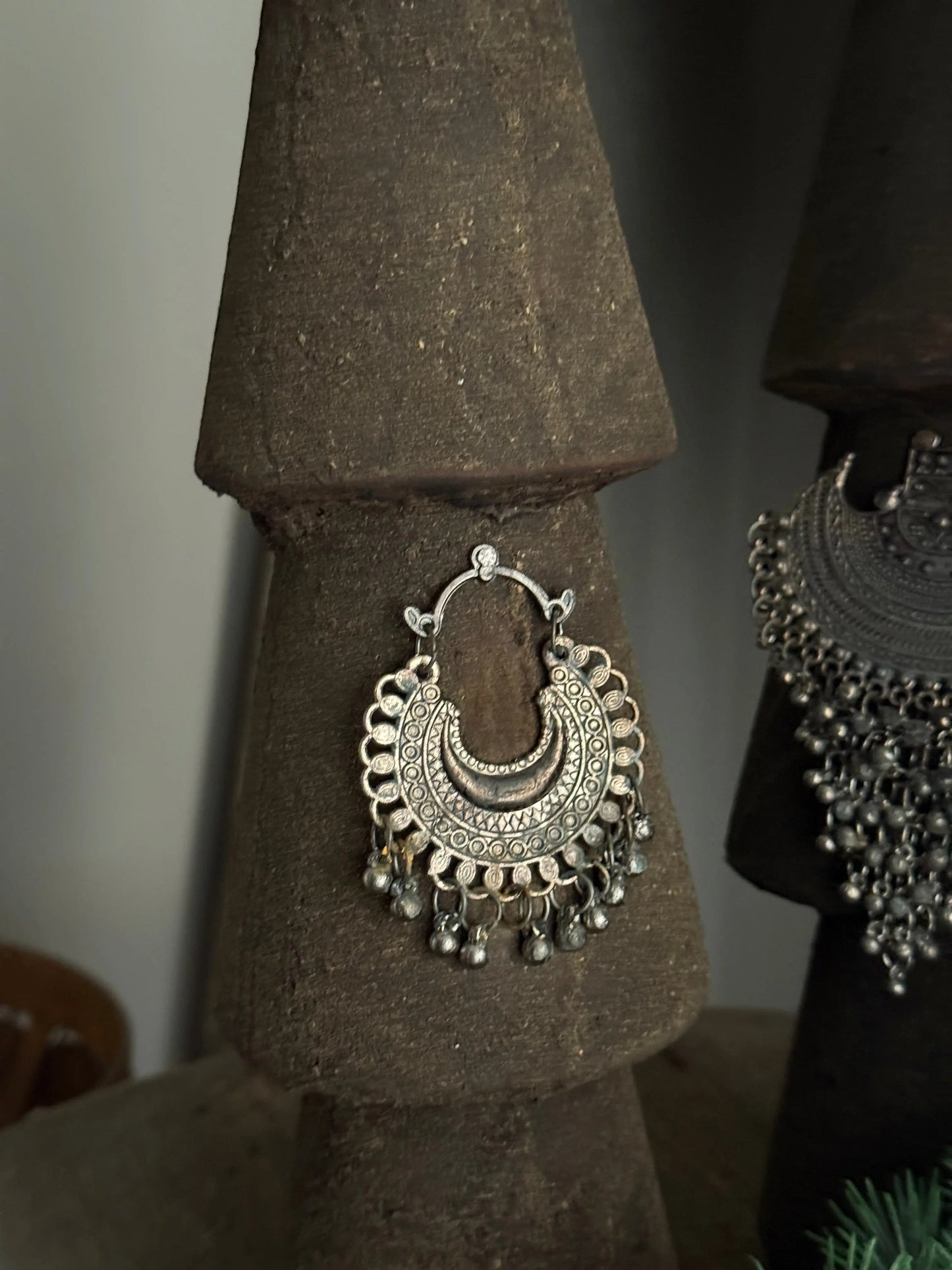 Hölzerne Weihnachtsbäume mit Schmuck