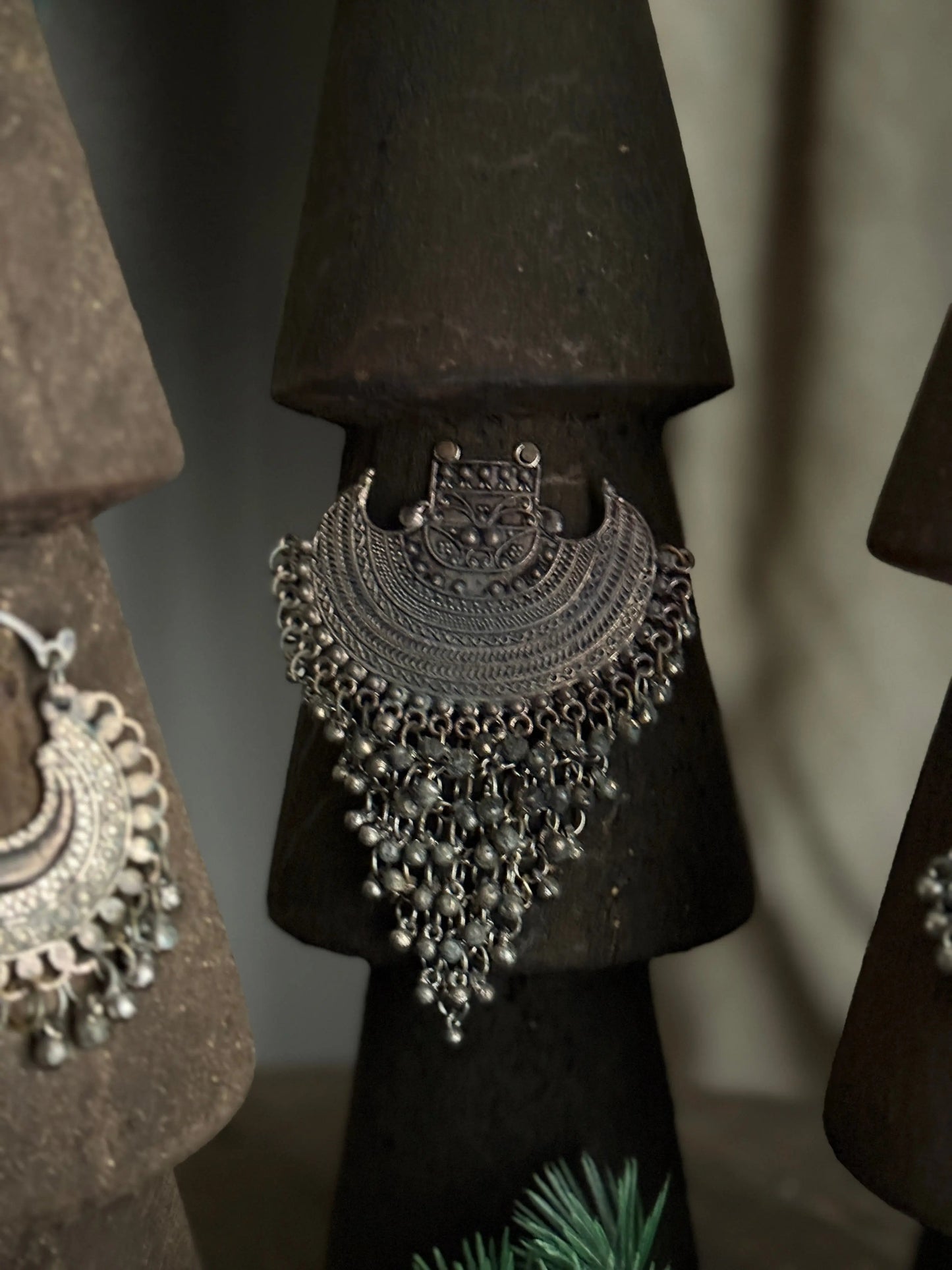 Hölzerne Weihnachtsbäume mit Schmuck