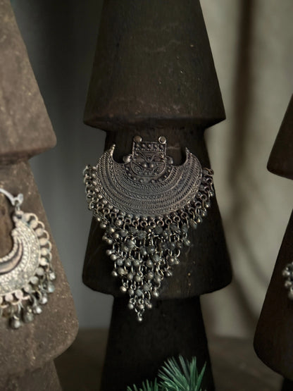Hölzerne Weihnachtsbäume mit Schmuck