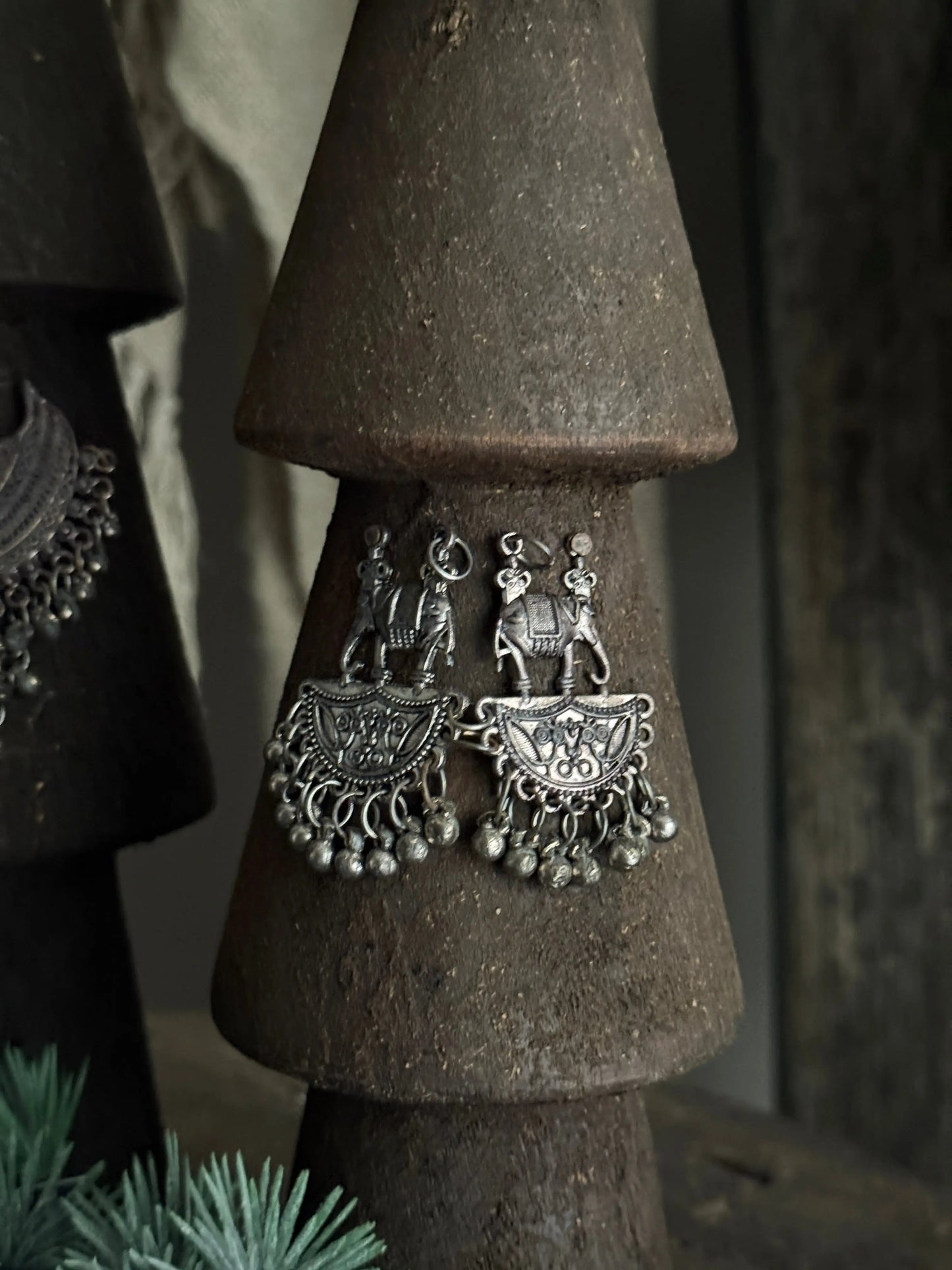 Hölzerne Weihnachtsbäume mit Schmuck