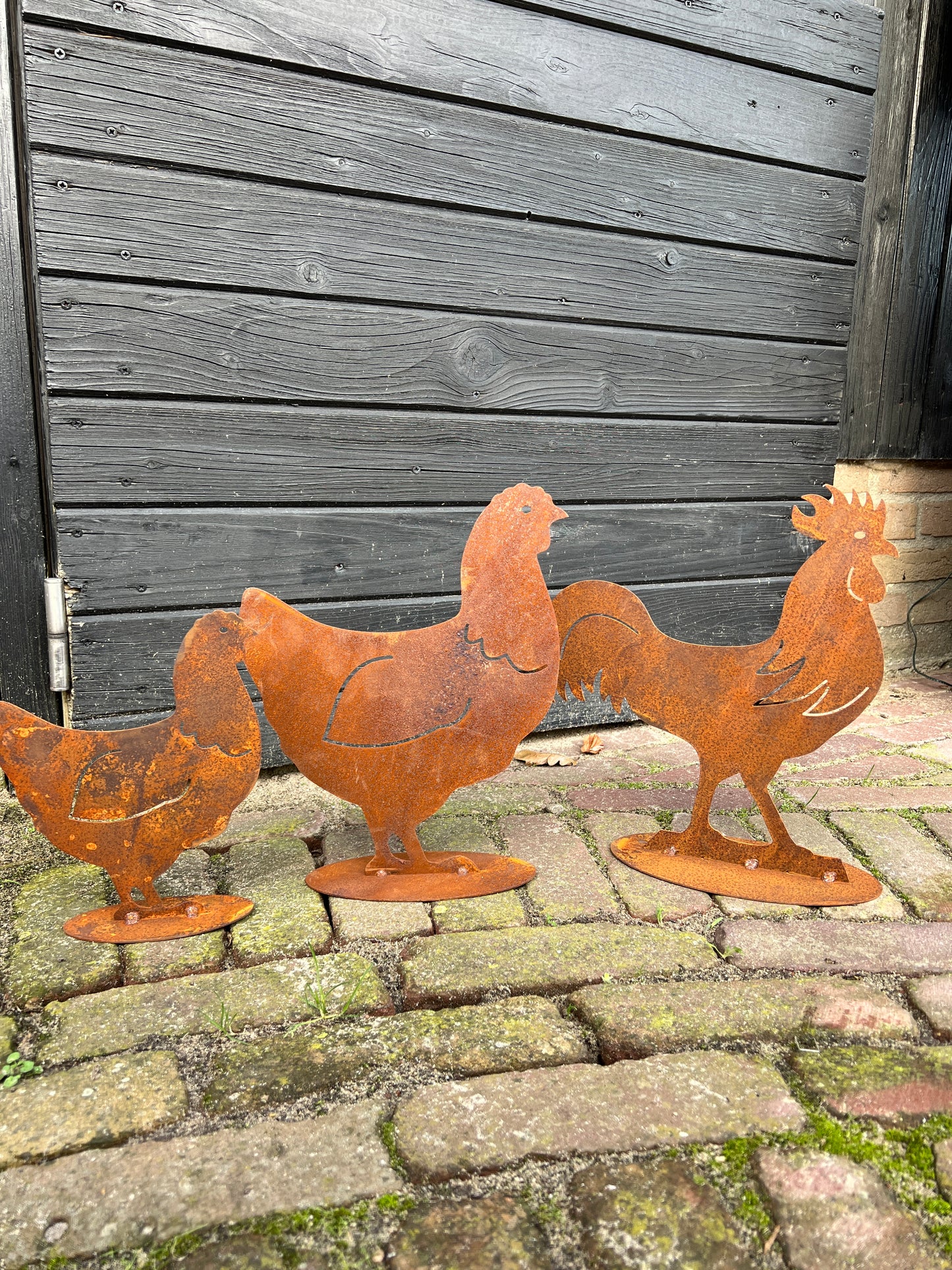 Hen on base, rusted