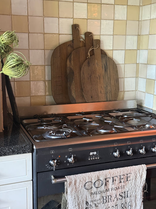Houten broodplank / snijplank met steel en ophangtouw – verweerd bruin hout