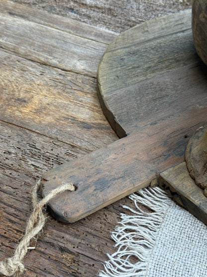 Houten broodplank / snijplank met steel en ophangtouw – verweerd bruin hout